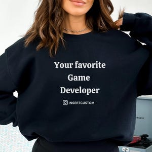 Sweat-shirt développeur de jeux vidéo avec identifiant Instagram personnalisé Cadeau développeur de jeux vidéo pour influenceurs T-shirt unisexe Game Dev T-shirt personnalisé