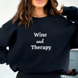 Wein und Therapie Pullover, Wein-Liebhaber-Shirt, Therapeut Sweatshirt, Geschenk für Therapeuten, Bewusstsein Shirt für psychische Gesundheit, Psychiater Shirt