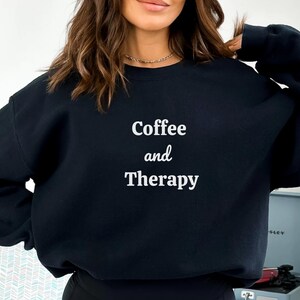 Kaffee und Therapie Pullover, Kaffee-Liebhaber-Shirt, Therapeut Sweatshirt, Geschenk für Therapeuten, Bewusstsein Shirt für psychische Gesundheit, Psychiater Shirt