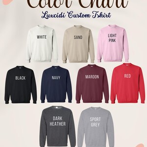 Puede incluir: Carta de colores que muestra 10 colores diferentes de sudaderas unisex Gildan 18000. Los colores son: blanco, arena, rosa claro, negro, azul marino, granate, rojo, gris oscuro jaspeado, gris deportivo.