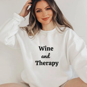 Wein und Therapie Pullover, Wein-Liebhaber-Shirt, Therapeut Sweatshirt, Geschenk für Therapeuten, Bewusstsein Shirt für psychische Gesundheit, Psychiater Shirt