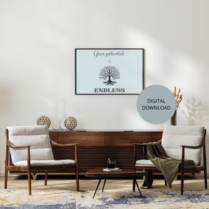 Könnte beinhalten: Ein digitaler Download eines Motivationsposters mit einem Baum mit Wurzeln und dem Text "Your potential is endless". Das Poster wird in einem Wohnzimmer mit zwei Sesseln und einem Couchtisch gezeigt.