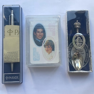 Lembranças do casamento real do príncipe Charles e Lady Diana em 1981
