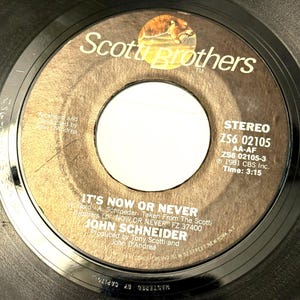 John Schneider &quot;Es ahora o nunca&quot; Disco de vinilo de 45 RPM - 1981 CBS Scotti Bros.