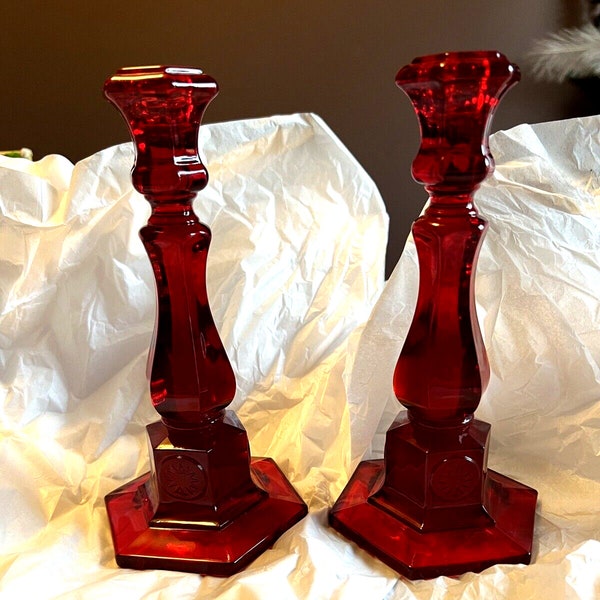 Fostoria Ruby Red Coin Glass Tall Candle Sticks conjunto de dos excelentes condiciones