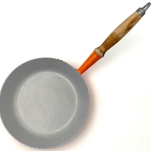 Le Creuset Cast Iron Skillet Pan Volcanic Orange Vintage with Wood Handle 9.5"