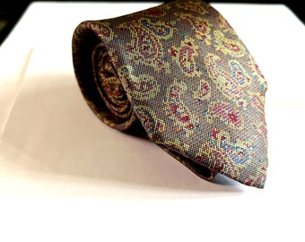 Cravate vintage en soie marron Kuppenheimer motif cachemire avec étiquette de prix des années 1970