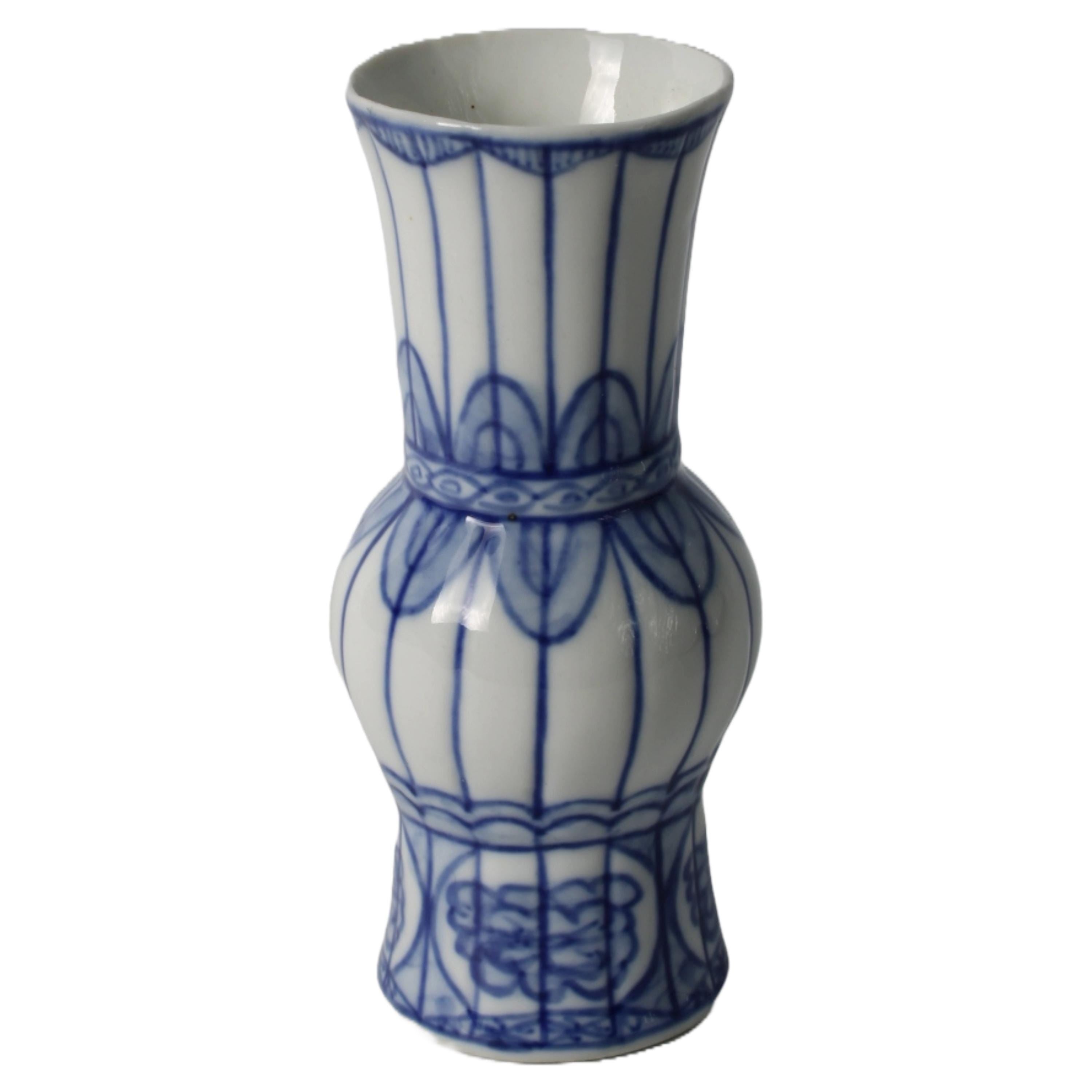 小さな青と白の磁器の花瓶 - 伝統的な中国のデザイン - 送料無料