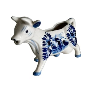 Delft Blue Milk Jug in the Shape of a Dutch Cow - 15 cm (5.91 inch) - Perfect vintage condition - Delft - Hand painted