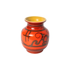 Vintage Flora Ceramic Vase in Mid-Century style – Red-Orange with Yellow – Dutch retro decoration from the 1960s-1970s