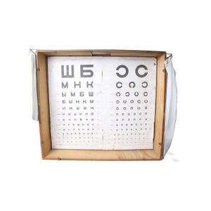 Tabla optométrica soviética original de Sivtsev en estuche de madera con lámpara, década de 1950, instrumento médico vintage único - Envío gratuito - ¡Un hallazgo único!