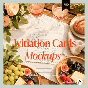Puede incluir: Una maqueta de tarjetas de invitación con el texto "Invitation Cards Mockups" en naranja. La escena incluye dos copas de vino rosado, una hogaza de pan y platos de madera con fruta y queso. Arreglos florales y vegetación rodean la escena.