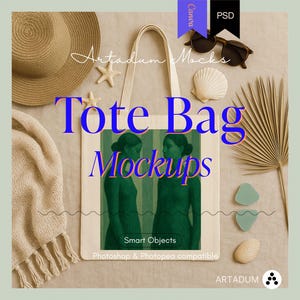 Pode incluir: Maquete de sacola tote bege com as palavras "Tote Bag Mockups" em azul. A imagem inclui um chapéu de palha, óculos de sol, um cachecol, conchas e elementos decorativos, sugerindo um tema de praia ou verão.