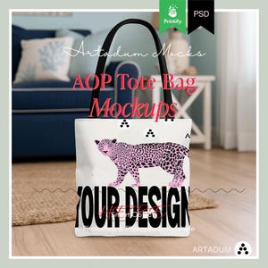Könnte beinhalten: Weiße Tragetasche mit schwarzen Henkeln, mit einem rosa Leopardenmuster und den Worten "YOUR DESIGN" in schwarzen Buchstaben. Die Tasche ist ein Mockup, mit den Worten "AOP Tote Bag Mockups" in Rosa.