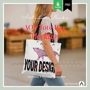 Könnte beinhalten: Eine weiße Tragetasche mit schwarzem Riemen, die ein rosa Leopardenmuster und die schwarzen Worte "YOUR DESIGN" zeigt. Die Tasche ist Teil einer Mockup-Kollektion, wie durch den Text "Artadum Mocks AOP Tote Bag Mockups" angezeigt wird.