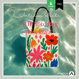 Könnte beinhalten: Ein Mockup für eine Tragetasche mit floralem Design. Die Tasche hat einen cremefarbenen Hintergrund mit bunten Blumen in Rot, Rosa, Orange und Blau. Die Tasche hat einen schwarzen Griff und der Text "AOP Tote Bag Mockups" ist sichtbar.