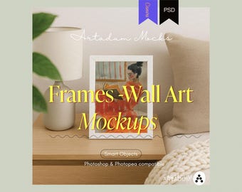 Op de afbeelding: Een mockup-afbeelding met een ingelijste kunstdruk op een houten nachtkastje, met een lamp en een kussen op de achtergrond. De ingelijste kunst toont een lezende vrouw. Tekst op de afbeelding luidt "Frames - Wall Art Mockups".