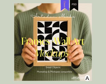 Op de afbeelding: Een houten fotolijst met een zwart-wit geometrisch ontwerp wordt vastgehouden door een persoon die een groene trui draagt. Het frame is voorzien van de tekst "Frames Wall Art Mockups" met "Smart Objects" en "Photoshop & Photopea compatible".
