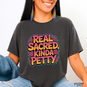 Camisetas nativas divertidas. Muy sagradas, un poco mezquinas. Camisetas de propiedad indígena.