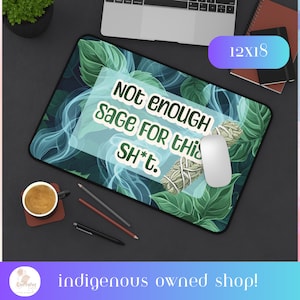 Puede incluir: Una alfombrilla de ratón verde y azul con un palo de salvia blanca y el texto "NOT ENOUGH SAGE FOR THIS SH*t." La alfombrilla de ratón mide 30,5 cm por 45,7 cm.