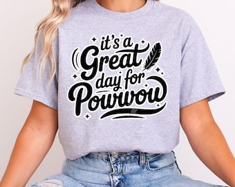 Es un gran día para el powwow Camiseta de propiedad indígena Camisetas de diseño nativo Tienda de regalos indígenas