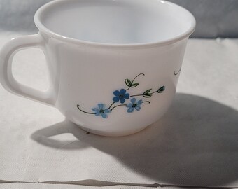 5 tasses vintage Arcopal Veronica, motif myosotis bleu, parfaites pour thé/café. Verre opaline, France, années 70