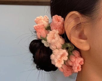 Hand gevlochten haarbanden van roze Lily-haak haaraccessoire-gehaakte bloemen haarbanden-cadeau voor haar-paardenstaarthouder, elastische haarband