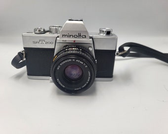 Joli MINOLTA SRT 200 : appareil photo argentique 35 mm avec objectif 45 mm