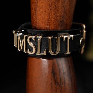 Pulsera de cuero con dijes de letras doradas hechas a mano, el mejor regalo para mujeres, regalo único, brazalete de cuero personalizado, regalo para novio personalizado