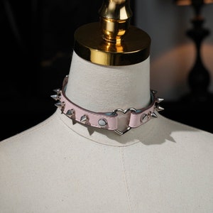 Handgefertigtes Punk-Mode-Spike-Halsband mit Herz Bild 2