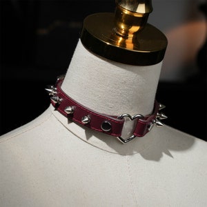 Handgefertigtes Punk-Mode-Spike-Halsband mit Herz Bild 3