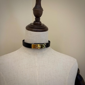 Gargantilla artesanal de cuero vegano personalizada y moderna con candado. Collar extraordinario para hombre y mujer. Pulsera de día.