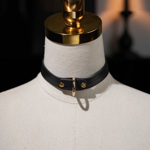 Ras de cou en cuir noir avec anneau en D, collier en cuir élégant et minimaliste