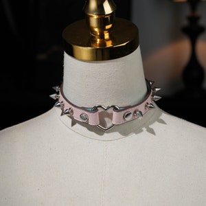 Handgefertigtes Punk-Mode-Spike-Halsband mit Herz Bild 1