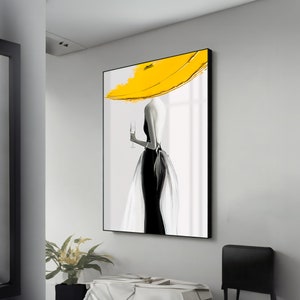 Lienzo de mujer con sombrero amarillo: Arte mural de chica elegante con martini, decoración moderna para el hogar y un regalo único para amantes de la belleza y el estilo.
