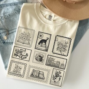 Camiseta con sellos para amantes de los libros, camisa con sellos de libros de colores cómodos, regalos para amantes de la lectura, buen día para leer, bibliotecario de verano de Booktrovert