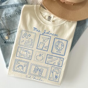 Camiseta con sello postal para maestro, camiseta personalizada para el primer día de clases, camiseta de regalo para la vuelta al cole, equipo de maestros de 2.º y 3.er grado