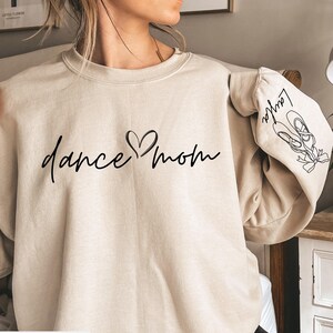 Sudadera personalizada para mamá bailarina, sudadera In My Dance Mom Era, mamá bailarina, cuello redondo de moda con nombre personalizado en la manga, regalos para entrenadores de ballet