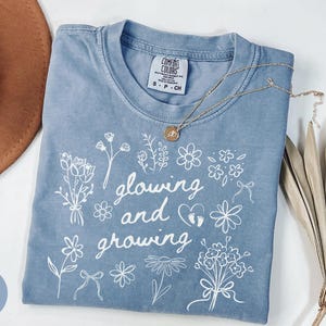 Koszulka Comfort Colors® z nadrukiem kwiatowym z informacją o ciąży, letnia koszulka dla ciężarnej dziewczyny, prezent dla nowych mam, prezent na baby shower, koszulka dla mamy