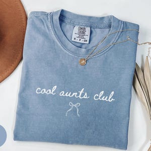 クールな叔母クラブシャツ、かわいい叔母のTシャツ、新しい叔母への贈り物、妊娠のお知らせ、叔母への贈り物、赤ちゃん誕生のお披露目姉妹への贈り物、トレンディな叔母のシャツ