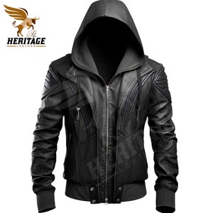 Puede incluir: Chaqueta de cuero negra con cierre de cremallera y una capucha grande. La chaqueta tiene un diseño acolchado en los hombros y las mangas.