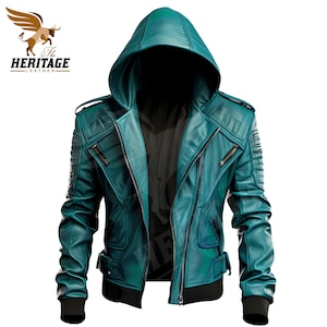 Puede incluir: Chaqueta de cuero turquesa con cierre de cremallera y capucha. La chaqueta tiene un diseño acolchado en los hombros y los codos.