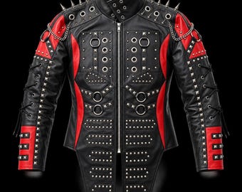 Puede incluir: Una chaqueta de cuero negra y roja con cuello alto, pinchos metálicos plateados en los hombros, numerosos ojales, tachuelas cuadradas y cadenas decorativas. Las mangas incluyen detalles de cordones y correas horizontales con tachuelas.