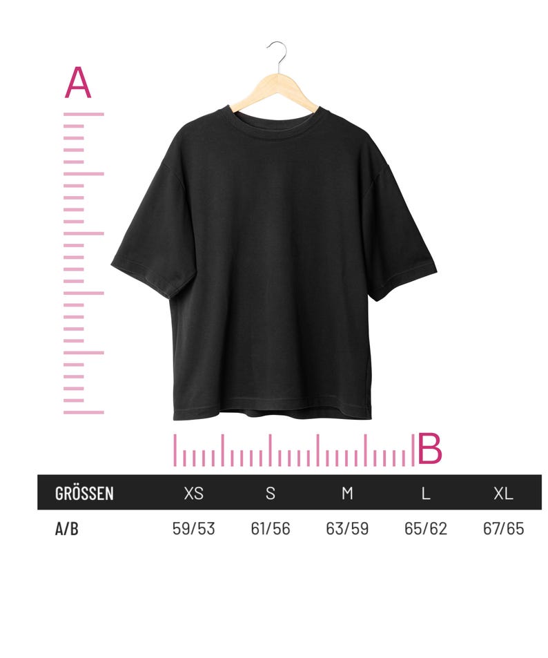 Op de afbeelding: Een zwart T-shirt hangt aan een houten hanger. Een maattabel toont de afmetingen in centimeters voor de maten XS, S, M, L en XL. De tabel is ge&euml;tiketteerd met "Gr&ouml;ssen" en "A/B".