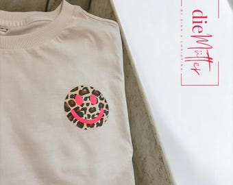 Leo Print Shirt, Smile Tshirt weiß, Neon Leoprint, Oversize tshirt Leo Print, Emoij Tshirt, Geschenk Freundinnen, Leopadenmuster tshirt