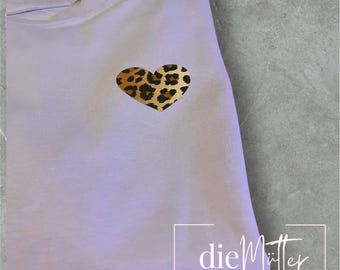 Leo print shirt, lilac t-shirt Leo print, leoherz oversize t-shirt Leo print, lavender t-shirt, gift for girlfriends, leopard pattern t-shirt