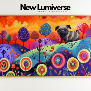 Puede incluir: Una pintura colorida de un paisaje caprichoso con un perro pug de pie en una colina. El fondo presenta una puesta de sol con tonos naranja, amarillo y rojo. El primer plano está lleno de flores vibrantes y árboles con círculos coloridos.