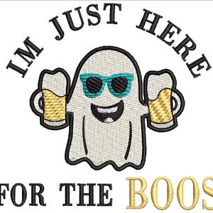 Op de afbeelding: Een wit spook met een zonnebril en twee biertjes in de hand, met de tekst "I'm Just Here For The Boos"
