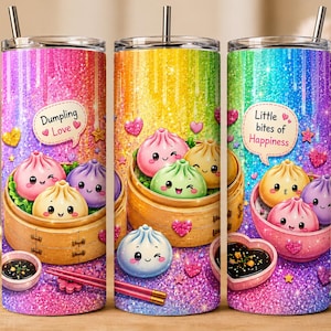 Könnte beinhalten: Drei zylindrische Becher mit Deckeln und Strohhalmen auf einem regenbogenfarbenen Glitzerhintergrund. Das Design zeigt gezeichnete Teigtaschen in Bambusdämpfern, kleine Soßenschalen und rosa Herzen. Sprechblasen enthalten den Text "Dumpling Love" und "Little bites of Happiness."