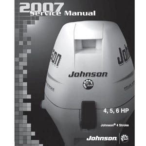Op de afbeelding: Een witte Johnson 4-takt buitenboordmotor met de tekst "Johnson" en "2007 Service Manual". De motor heeft de tekst "4, 5, 6 PK" en "Four Stroke". De afbeelding is in zwart-wit.